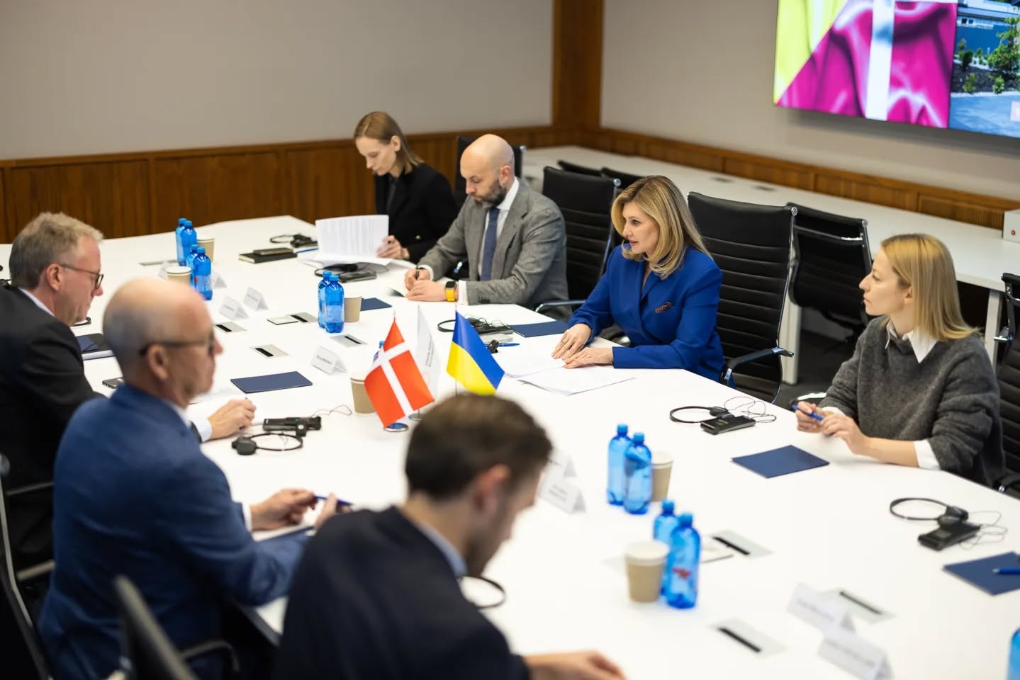 Зеленська з'явилася на зустрічі в костюмі ефектного кольору: який образ обрала перша леді